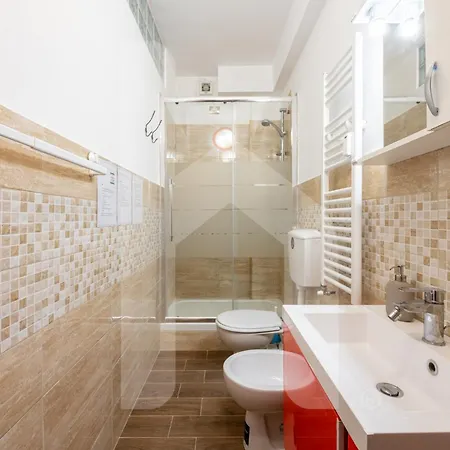 Bed & Breakfast Homiday - Il Giardino --1 Min Ospedale Cisanello--aeroporto Free Parking-- *
