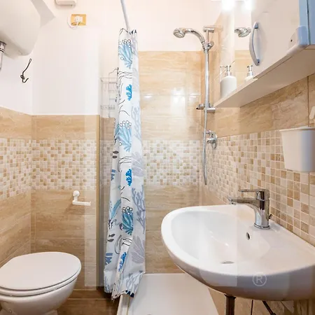 Homiday - Il Giardino --1 Min Ospedale Cisanello--aeroporto Free Parking-- Bed & Breakfast Pisa
